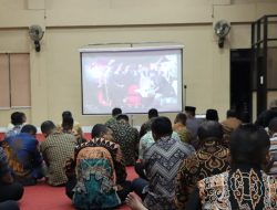 Peringati Hari Bhayangkara, Anggota Polres Nobar Wayang Kulit