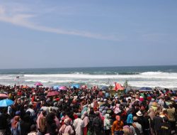 Nelayan Kertojayan Gelar Sedekah Laut di Pantai Genjik