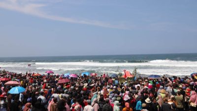 Nelayan Kertojayan Gelar Sedekah Laut di Pantai Genjik