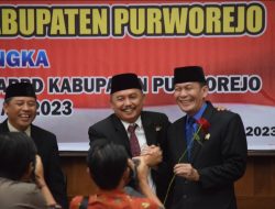 Agus Bastian Beri Setangkai Mawar ke Yophi Prabowo Saat Paripurna