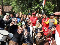 Kedatangan Bupati Meriahkan Peringatan Warga