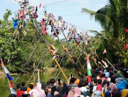 Aglik Gelar Festival Panjat Pinang sebagai Daya Tarik Wisata