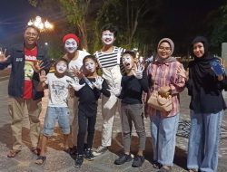 Seniman Purworejo Rayakan Hari Pantomim Dunia