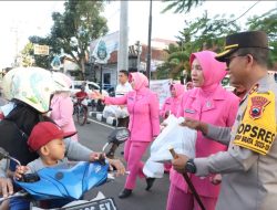 Bagi Takjil, Bentuk Kasih Sayang dan Kepedulian Polres