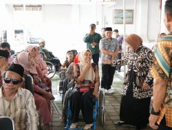 Bupati Bagi-Bagi Bingkisan Lebaran