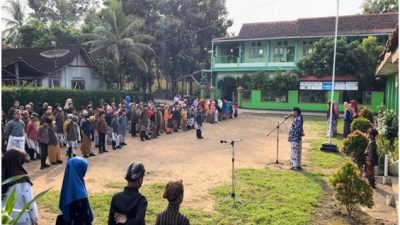 Pengenaan Pakaian Adat Warnai Hardiknas MI Azzahra