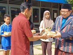 Kurangi Limbah Plastik, Daging Kurban Dibagikan dengan Besek
