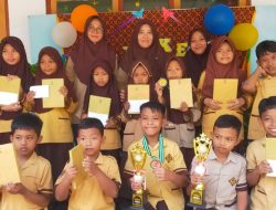 Keren, Pemerintah Desa Berikan Reward Siswa Berprestasi SDN Kembangkuning