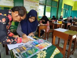 Isi Libur Sekolah, Guru SLB Muhammadiyah Purworejo Berlatih Melukis
