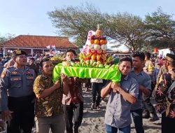 Rayakan Merti Jaladri, Nelayan Pantai Jatimalang Larung Puluhan Gunungan Sesaji