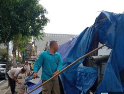 Langgar Zona PKL, Lapak Pedagang Durian di Jalan Ahmad Yani Dibongkar