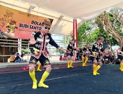 Usai Upacara, Masyarakat Diajak Nikmati Dolalak Dengan Penari Laki-Laki