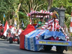 Traktor yang Disulap Jadi Burung Garuda Warnai Karnaval Megulunglor Pituruh