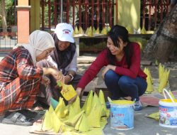 Siapkan Keikusertaan Karnaval, Orang Tua Siswa SDN Ngupasan Turut Terlibat Dalam Persiapan