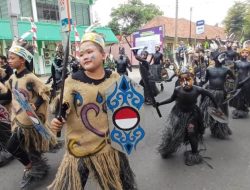 Tradisi Dayak Kampung Pandekluwih Ikut Turun Ramaikan Karnaval Purworejo