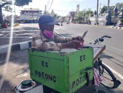 43 Tahun, Samsuri Setia Jajakan Es Potong Dengan Bersepeda