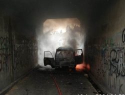 Lalui Underpass Besole, Suzuki Carry Tiba-tiba Terbakar