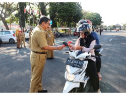 Tumbuhkan Semangat Cinta Tanah Air, Pejabat Setda Purworejo Bagikan Bendera Merah Putih ke Masyarakat