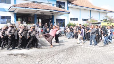 Massa Pendukung Paslon Pilkada Anarkis, Rusak Gedung KPU Purworejo dan Bakar Minimarket