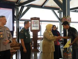 Apresiasi Pahlawan Kemanusiaan, Puluhan Relawan Donor Darah Terima Penghargaan PMI