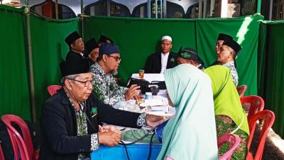 Jamaah Pengajian Dhuha MWCNU Purworejo mengikuti pemeriksaan gratis dari Tim LKNU.
