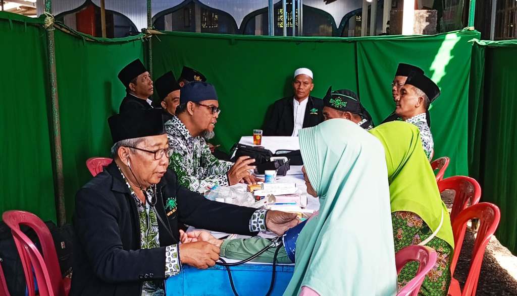 Jamaah Pengajian Dhuha MWCNU Purworejo mengikuti pemeriksaan gratis dari Tim LKNU.