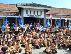 Peduli Almamater, Alumni SDN Kenteng Berikan Bantuan Alat Marching Band.