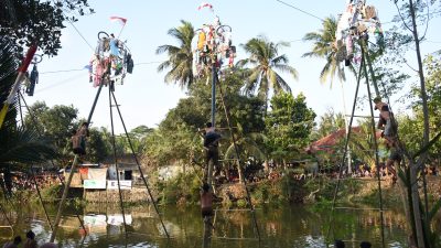 Festival Panjat Pinang HUT RI di Desa Aglik Perebutkan Enam Unit Sepeda