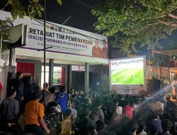 Anak-Anak Muda Nobar Timnas Indonesia di Sekretariat Pemenangan Yuli-Dion