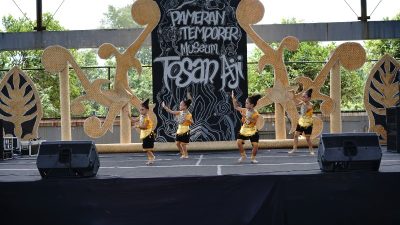 Ada Tampilan Sekolah dan Stand Makanan Tradisional di Pameran Museum Tosan Aji