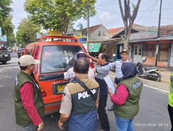Langgar Aturan Kampanye, Bawaslu Purworejo Tertibkan Stiker Branding Pilkada di Angkutan Umum