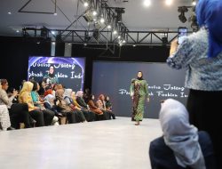 Batik Adipurwo Purworejo Pukau Peserta Fashion Show Rakerda Dekranasda 2024