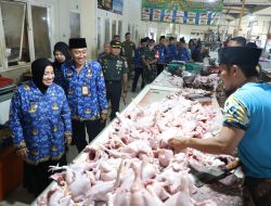 Pastikan Ketersediaan Bahan Pokok saat Nataru, Bupati Sidak Pasar dan Distributor