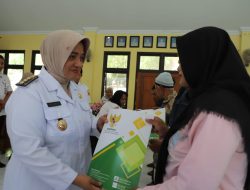 Keluarga Korban Longsor dan Tanah Bergerak di Bruno Terima Bantuan