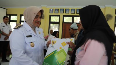 Keluarga Korban Longsor dan Tanah Bergerak di Bruno Terima Bantuan