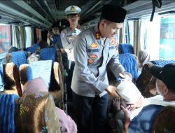 Pengguna Terminal Type A Purworejo Peroleh Takjil dari Polres