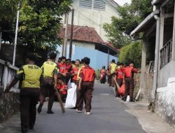Ziarah dan Bersih Lingkungan, SMK TKM Tanamkan Nilai Luhur Tamansiswa