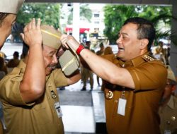 “Apel Kok Duduk?” Gaya Santai Gubernur Luthfi Ajak Bupati Ikut Hujan-Hujanan