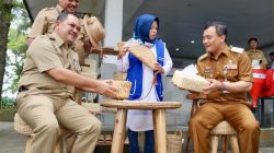 Dukung Program Ahmad Luthfi, UNS Berdaya Masyarakat Olah Enceng Gondok Jadi Bio Briket dan Paving Block