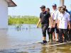 Ahmad Luthfi Cek Kondisi Warga dan Serahkan Bantuan Korban Terdampak Rob di Pemalang