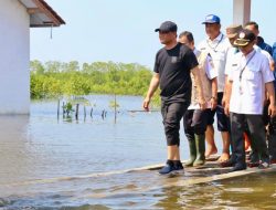 Ahmad Luthfi Cek Kondisi Warga dan Serahkan Bantuan Korban Terdampak Rob di Pemalang