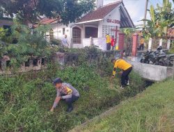 Tatap Hari Bhayangkara ke-79, Anggota Polsek Bener Lakukan Bakti Sosial Bersih-Bersih Gereja