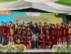 Lelang Lukisan Karya Siswa Warnai Pelepasan Siswa Almadina