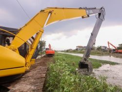 Perlancar Aliran Air, 5 Ekskavator Keruk Sedimentasi Sungai Dombo Sayung
