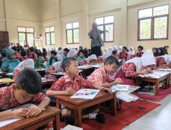 Safari Literasi Dinpusip Disambut Meriah Warga Kalijambe