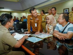 Tinjau Posko SPMB, Gubernur Luthfi Temukan Orang Tua Murid Adukan Kendala Pendaftaran