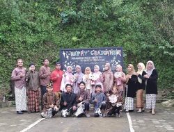 Guru SDN Purbayan Sulap Papan Tulis Jadi Photo Booth, Rayakan Kelulusan dengan Goresan Tangan