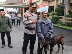 Alirkan Berkah di Hari Suci, Polres Purworejo Bagikan Hewan Kurban