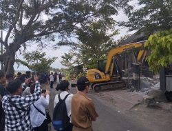 Bangunan Tempat Karaoke dan Rumah Tinggal Dibongkar Paksa Petugas Gabungan
