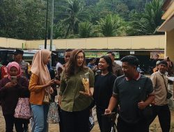 Anggota Komisi IX DPR RI Nafa Urbach dan BPOM Berikan Edukasi ke Masyarakat Kaligesing